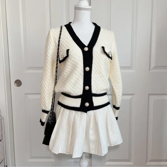 V-neck creme knit cardigan with contrast detailing - Picture 2 of 3